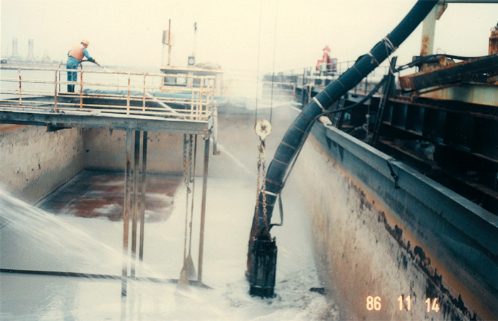 Разгрузка судна погружным грунтовым насосом с гидроразмывом Toyo DP50B